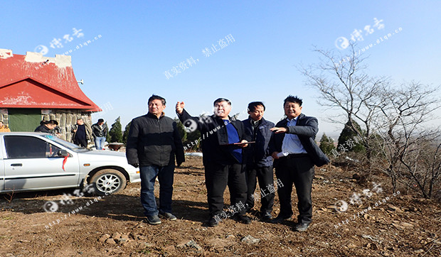 .会长王淮正亲临现场，勘测寺庙外部风水气场