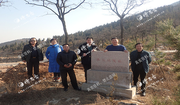 会长王淮正与相关项目负责人在齐长城遗址处合影留念