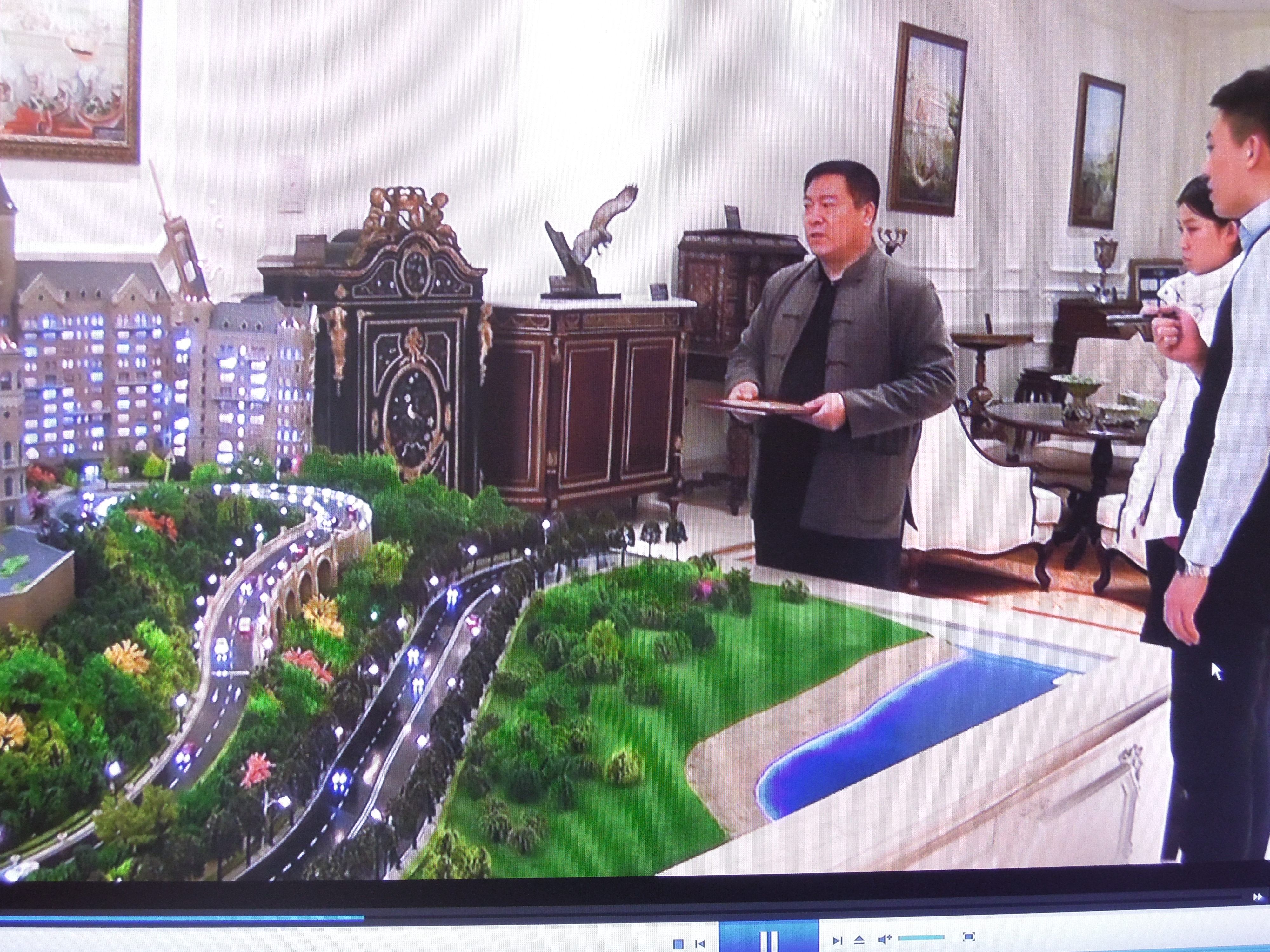 王淮正会长在帮助购房者勘测一方公馆的风水.jpg