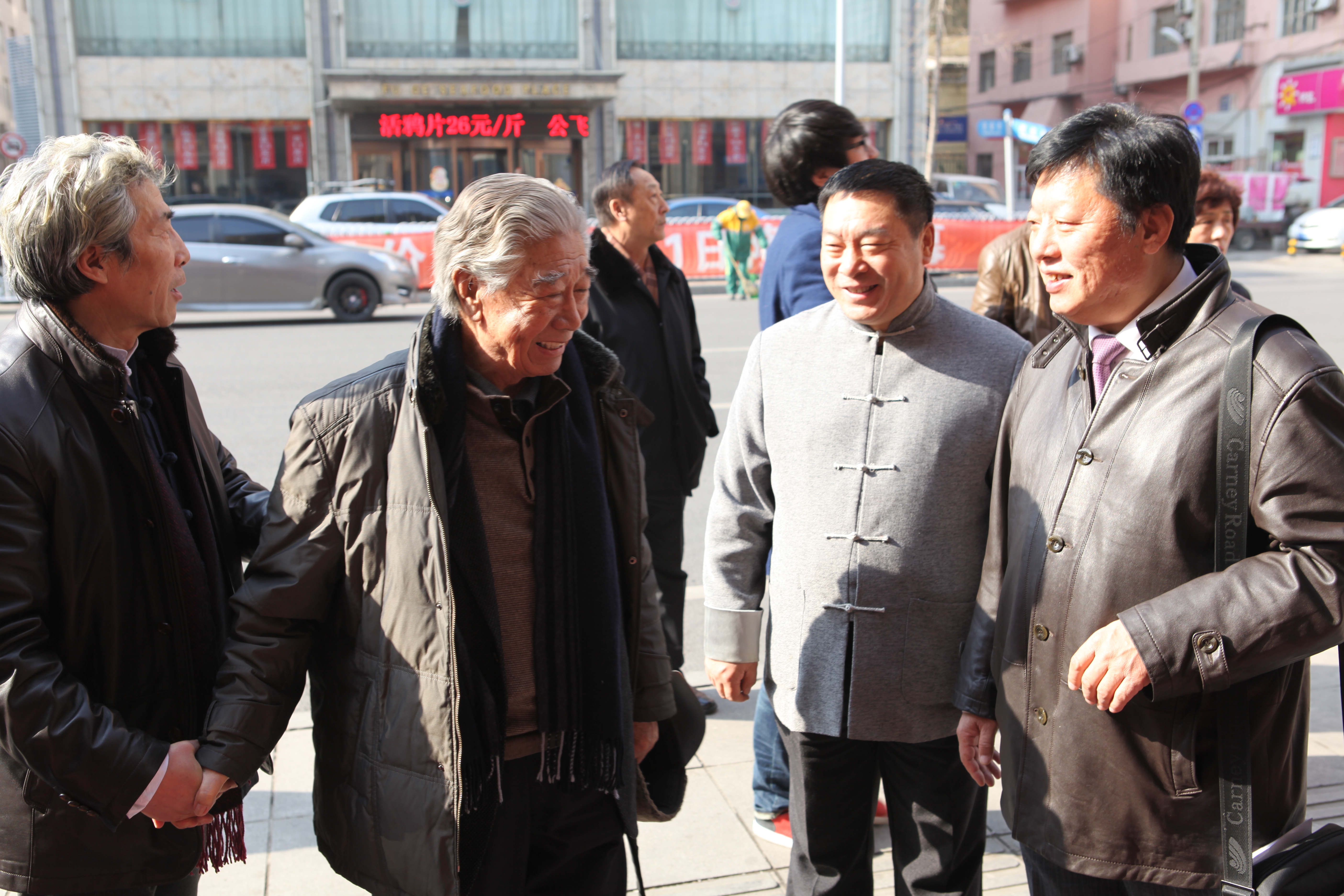 原大连市人大常委会主任卞国胜先生到会祝贺，协会领导前来迎接。.JPG
